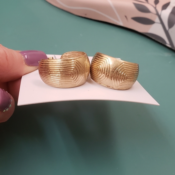 Sonoma, NWT, Gold tone, 3/4 thick hoop, aztec swirl, pierced earrings - Picture 9 of 11